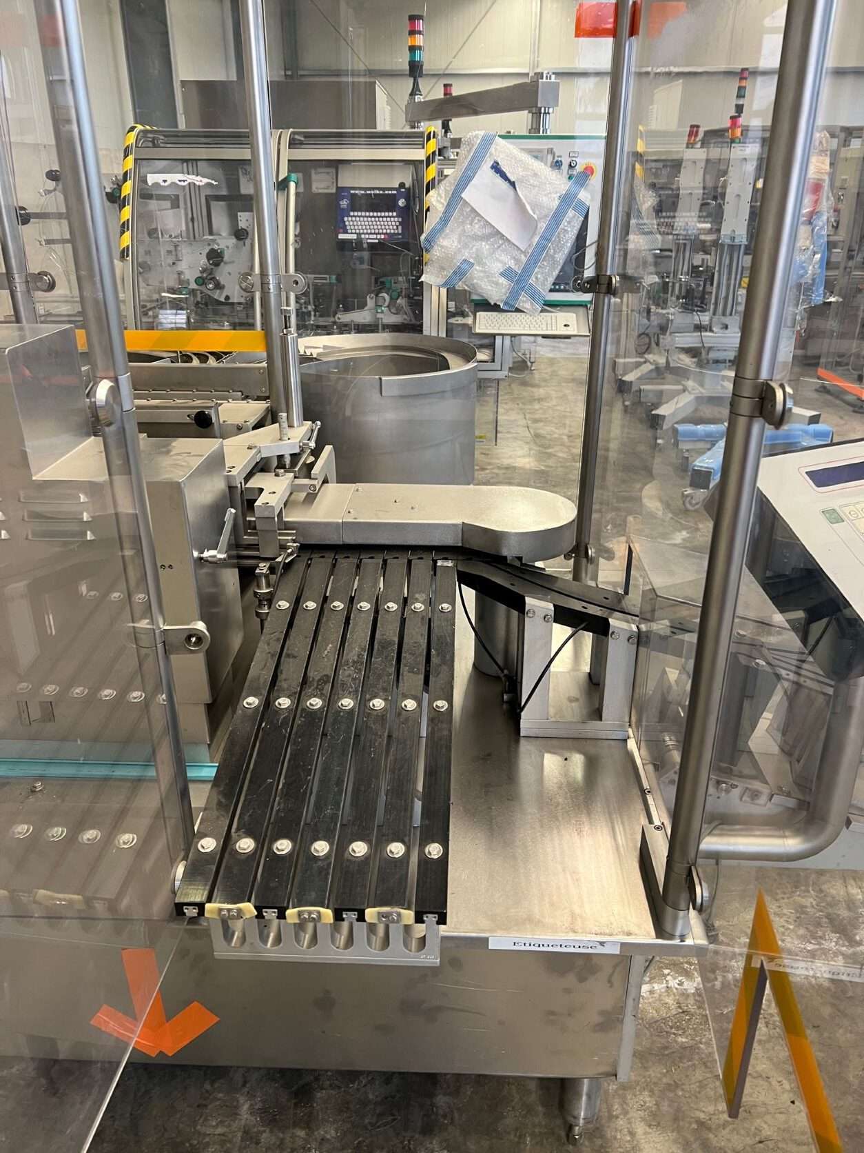 Labeling machine for disposable syringes 3