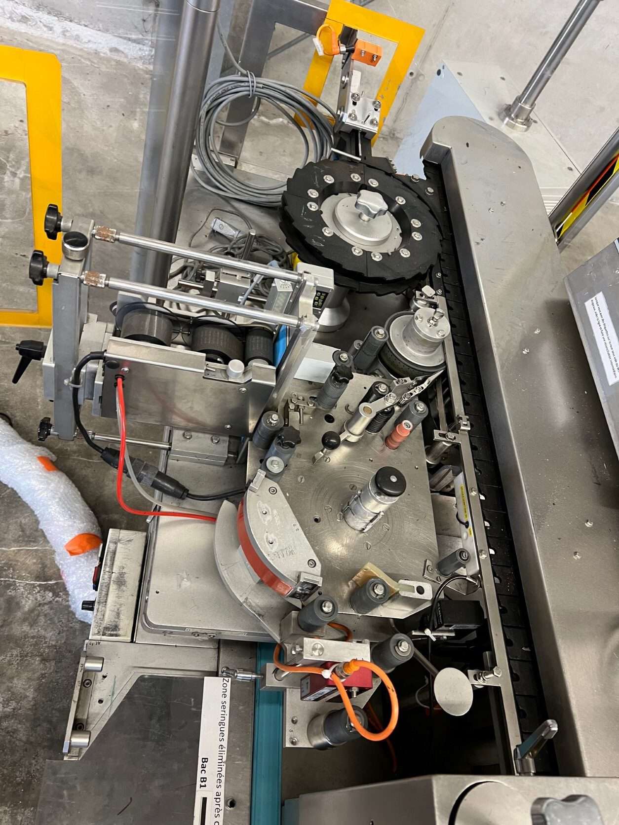 Labeling machine for disposable syringes 4