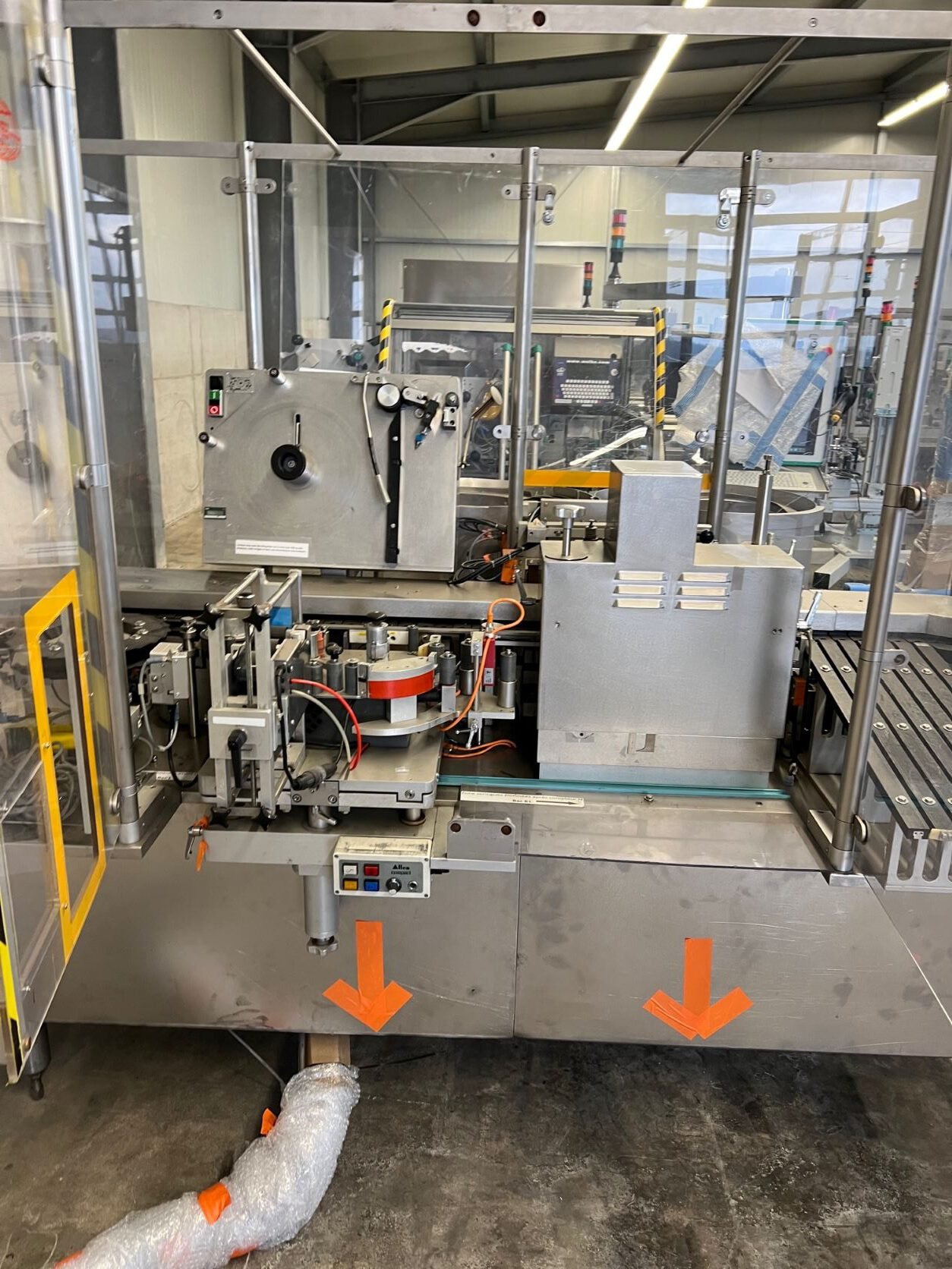 Labeling machine for disposable syringes