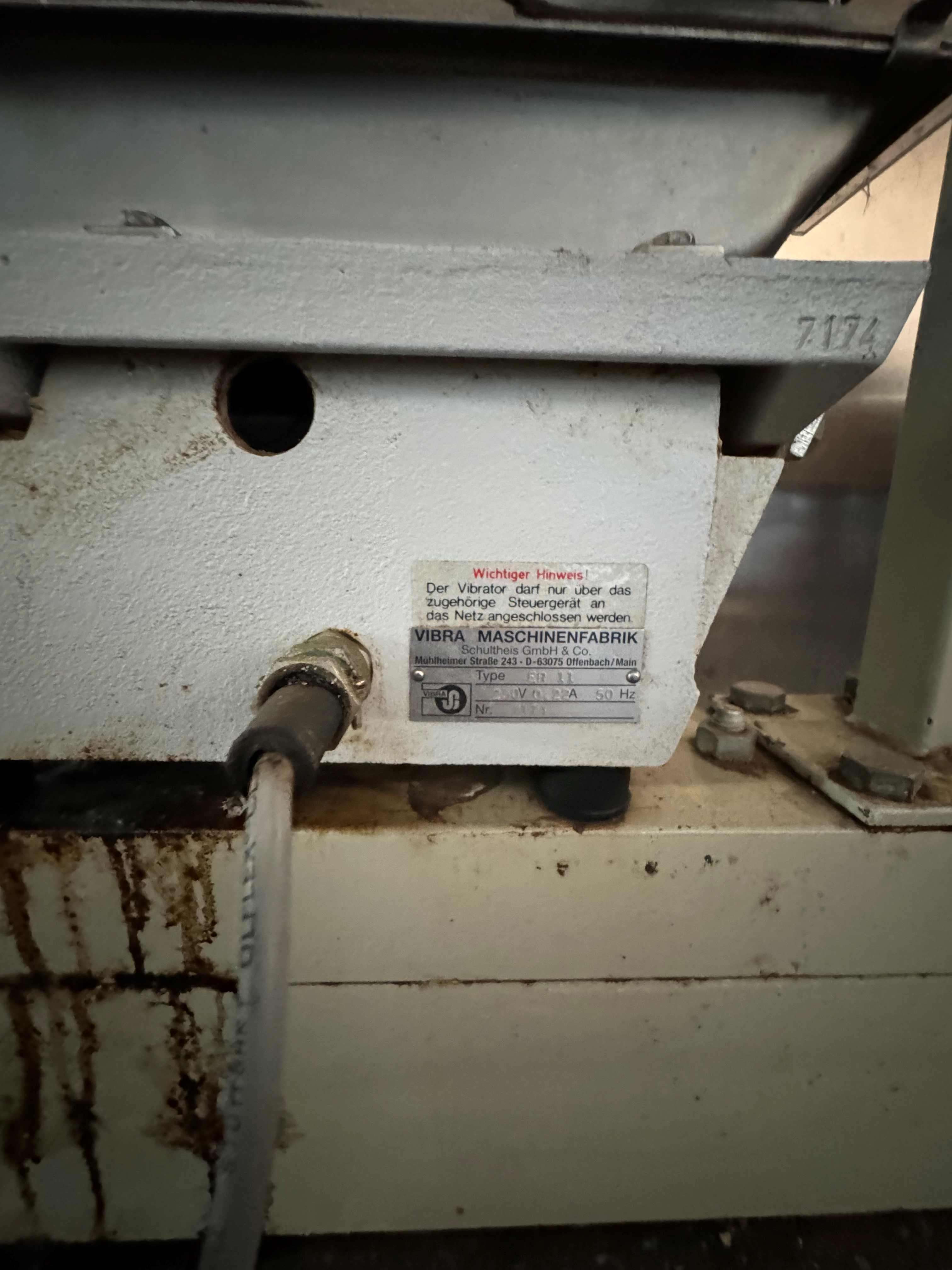 Vibration conveyor 7