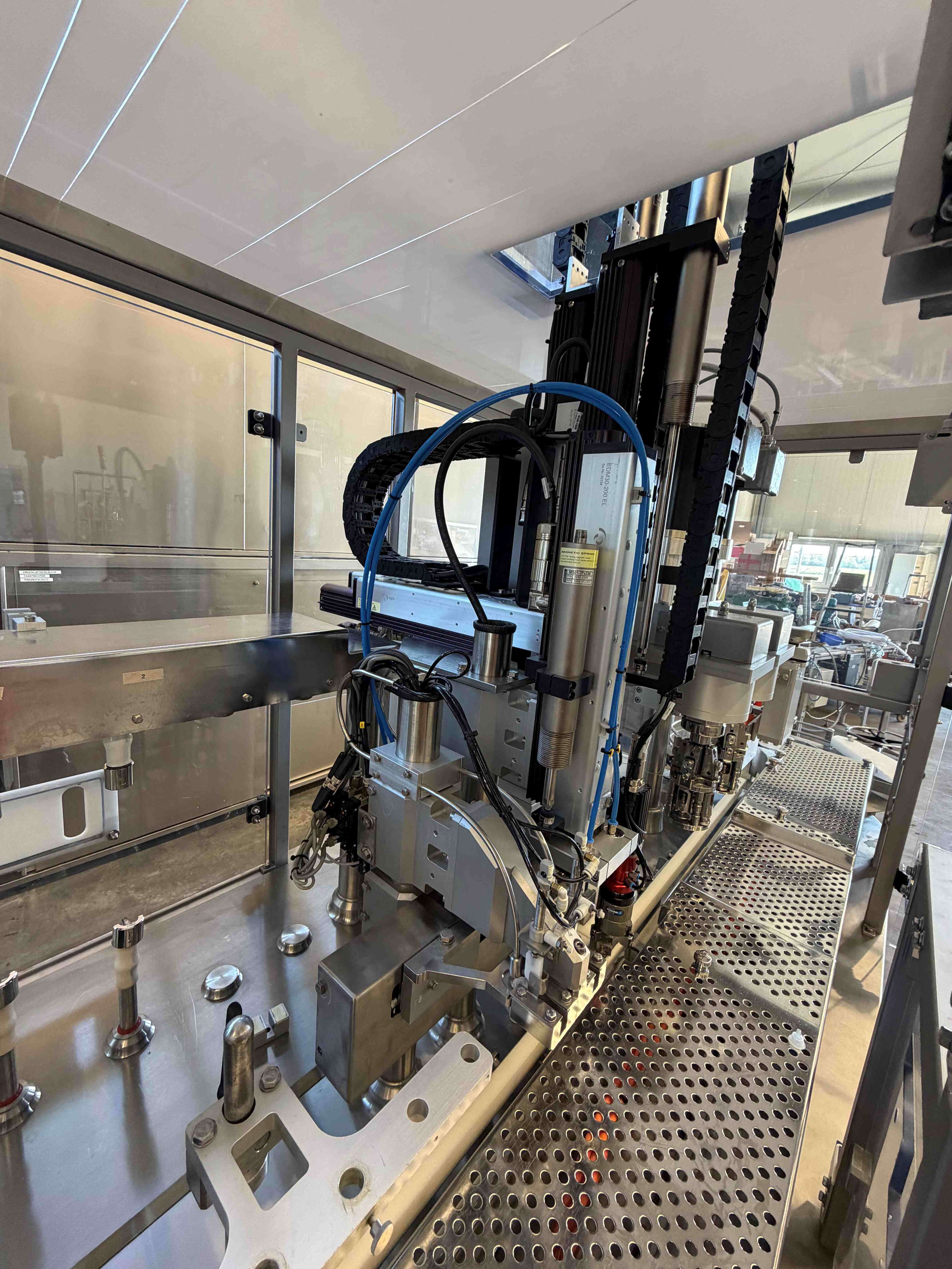 Füll- und Verschließmaschine 8