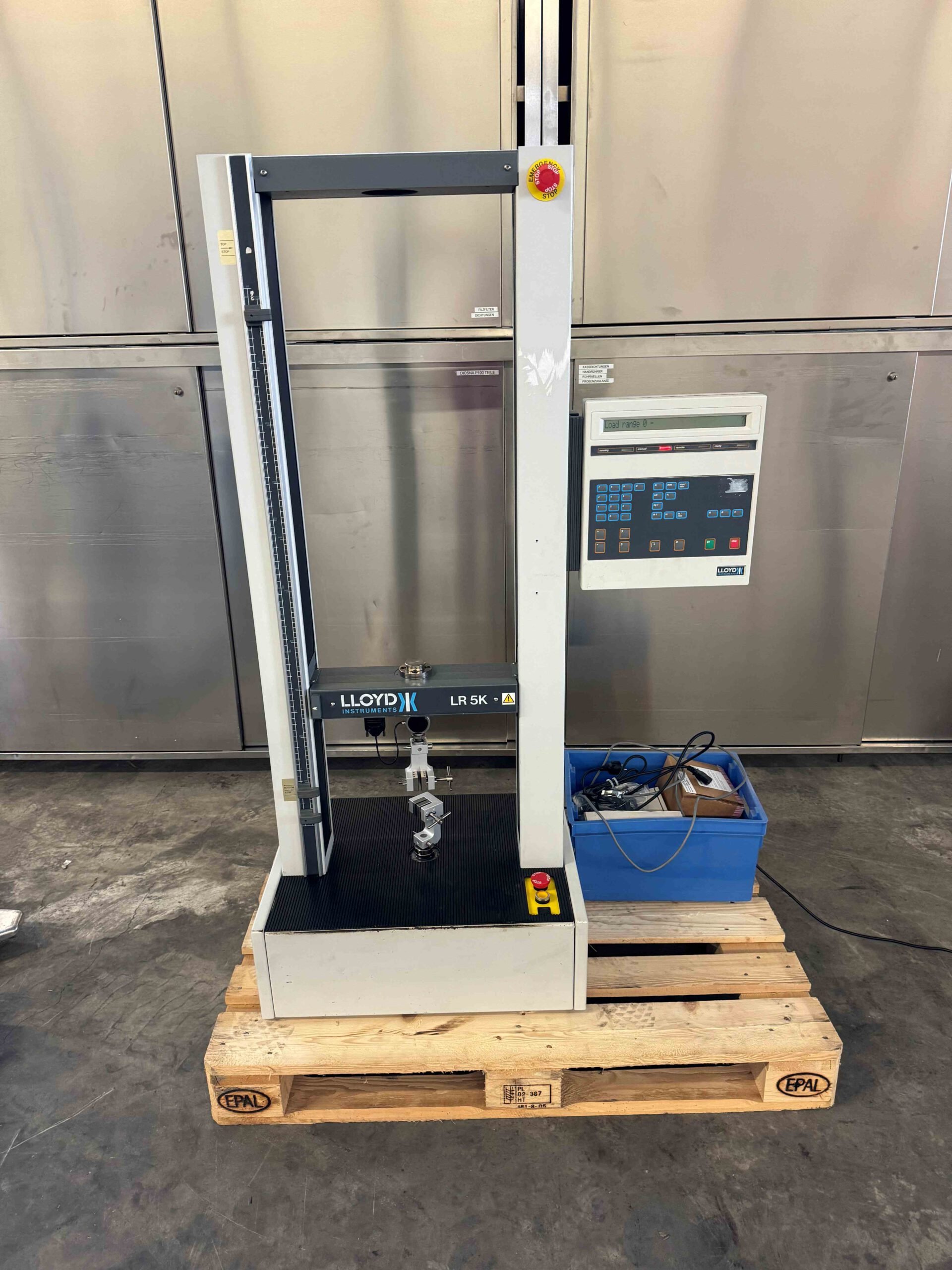 Universal material testing machine
