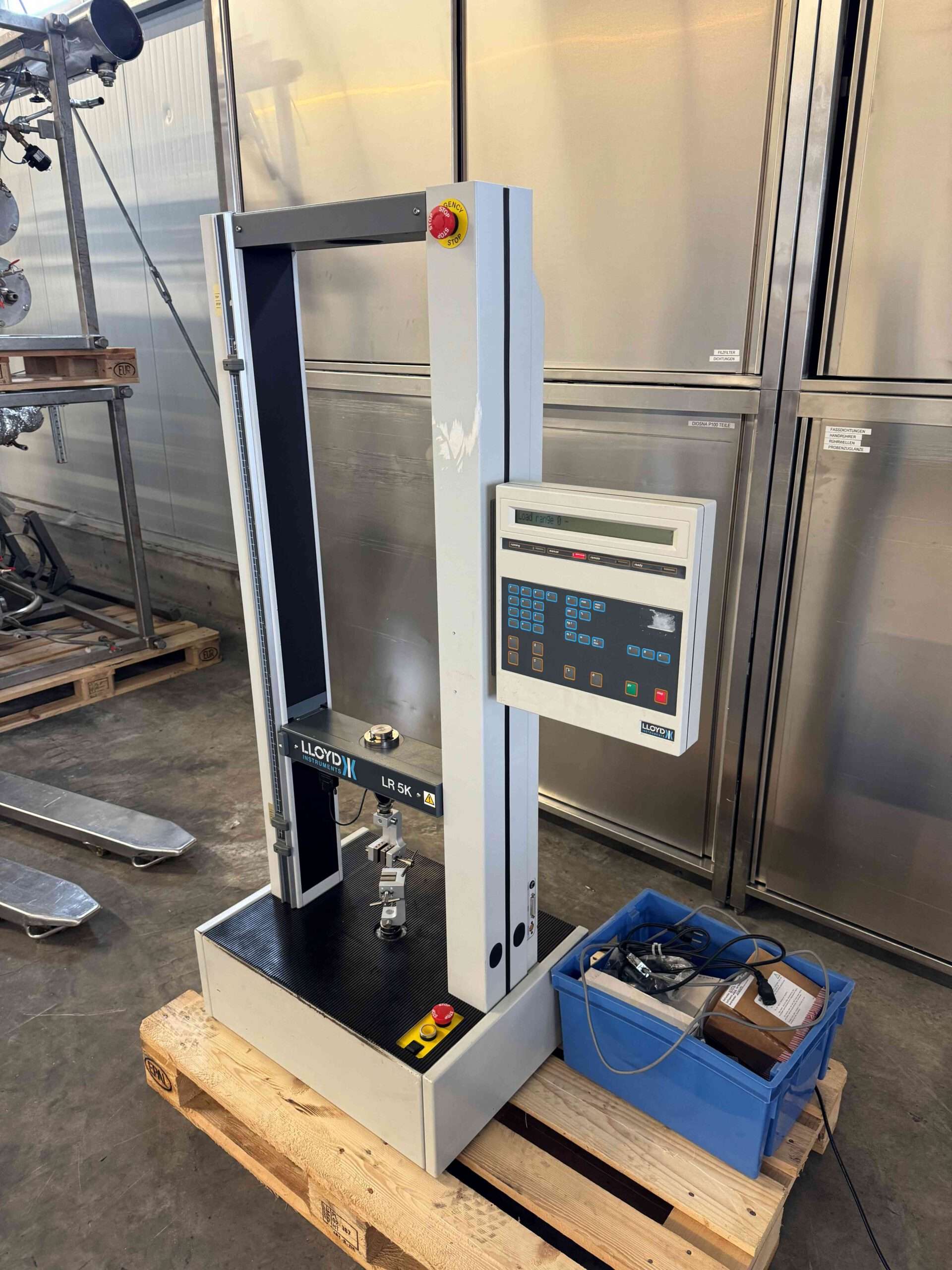 Universal material testing machine 2