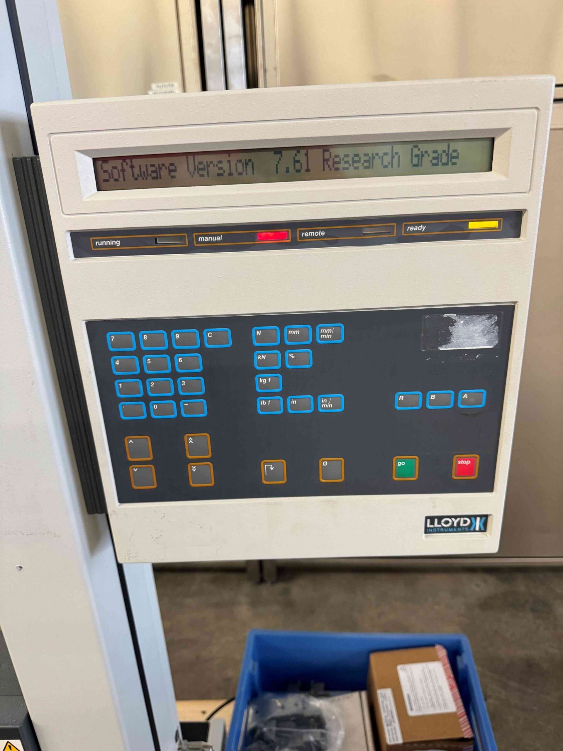 Universal material testing machine 3