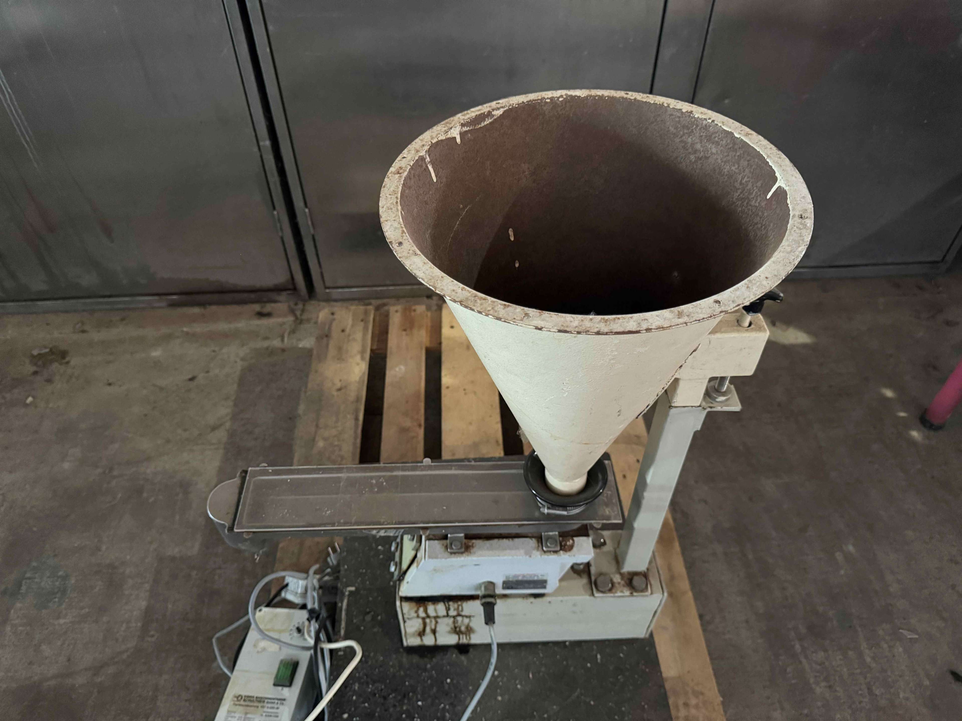Vibration conveyor 2