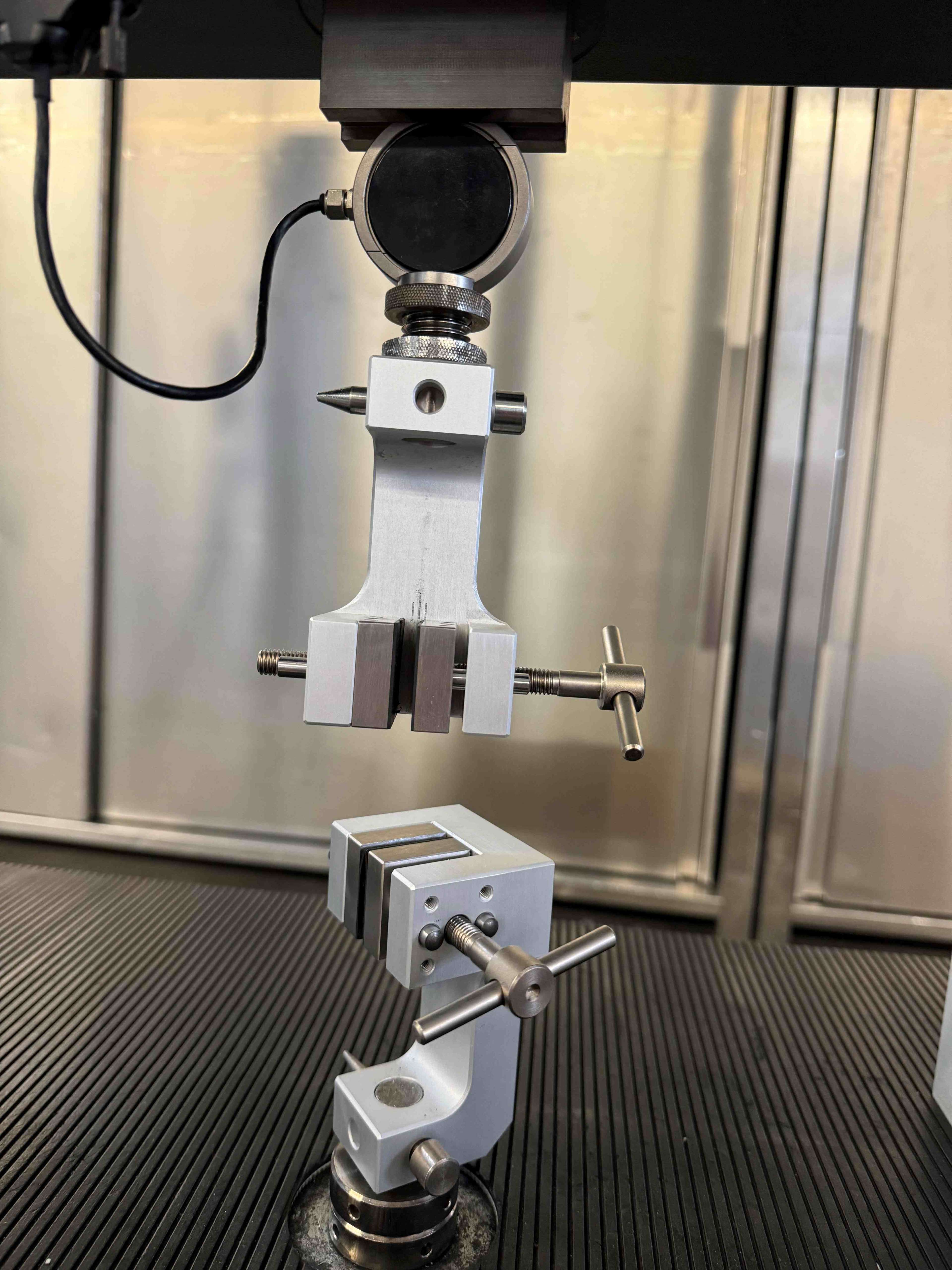 Universal material testing machine 4
