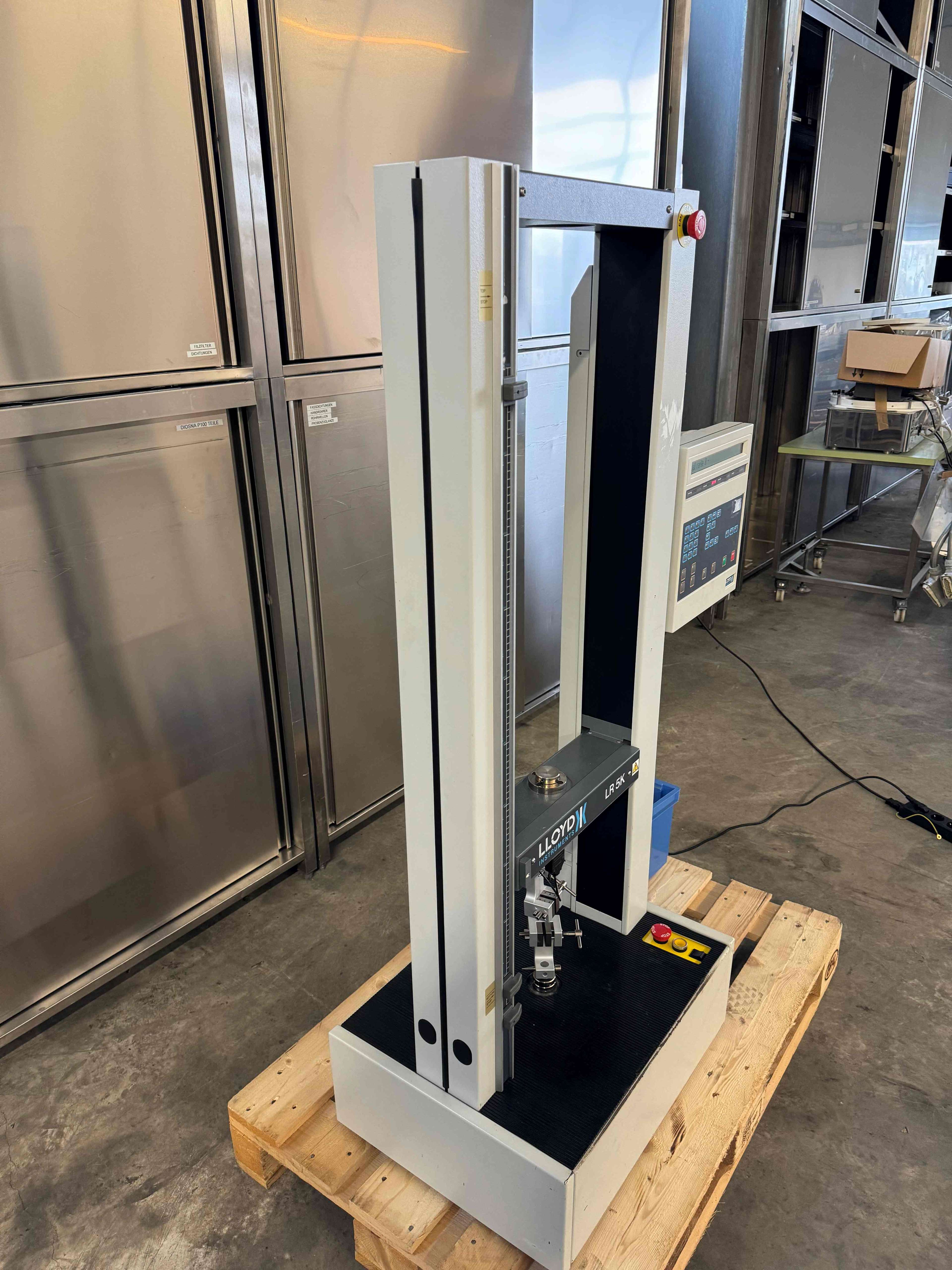 Universal material testing machine 5