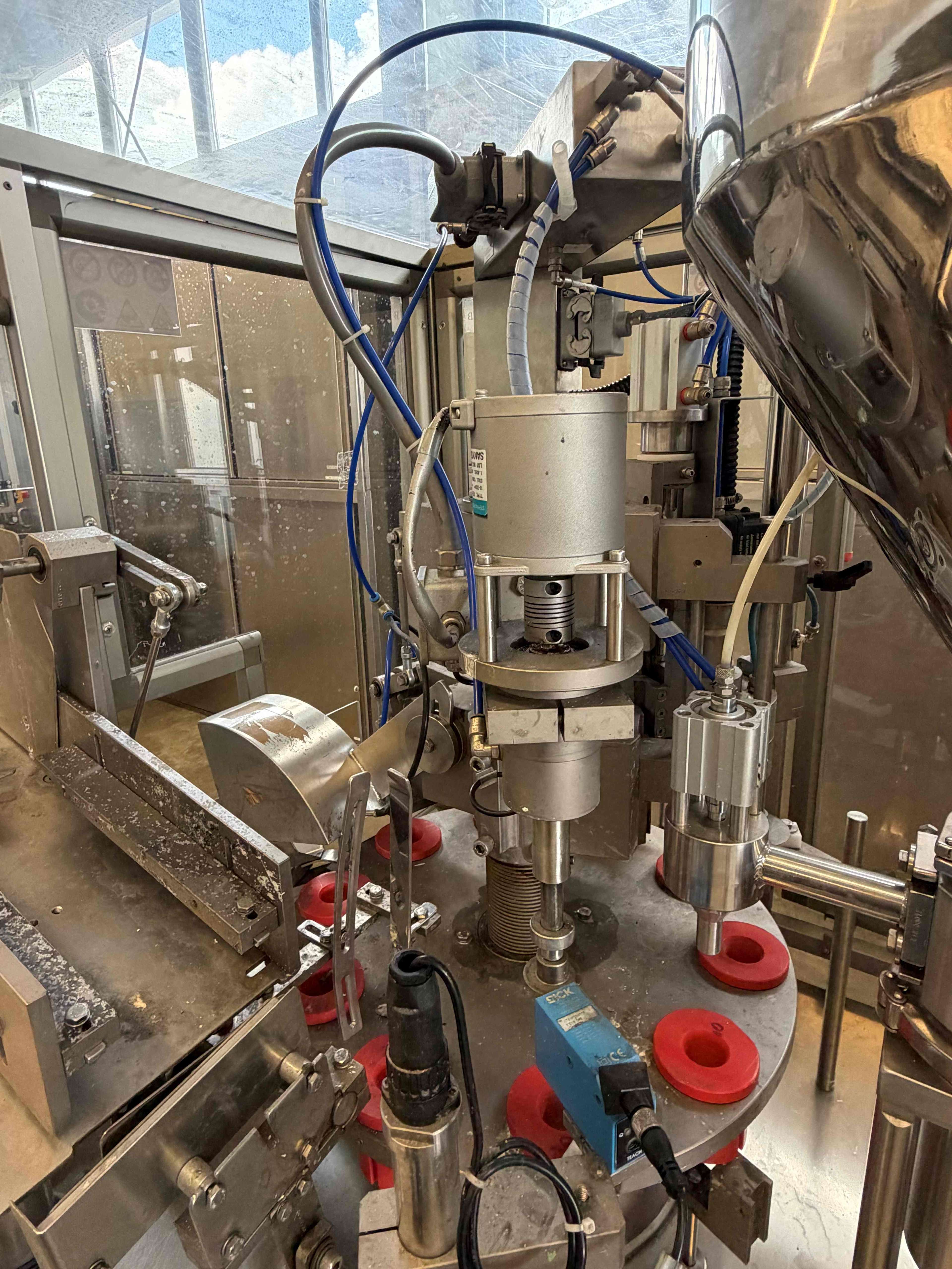 TGM E 250 MATIC tube filling and capping machine used 7
