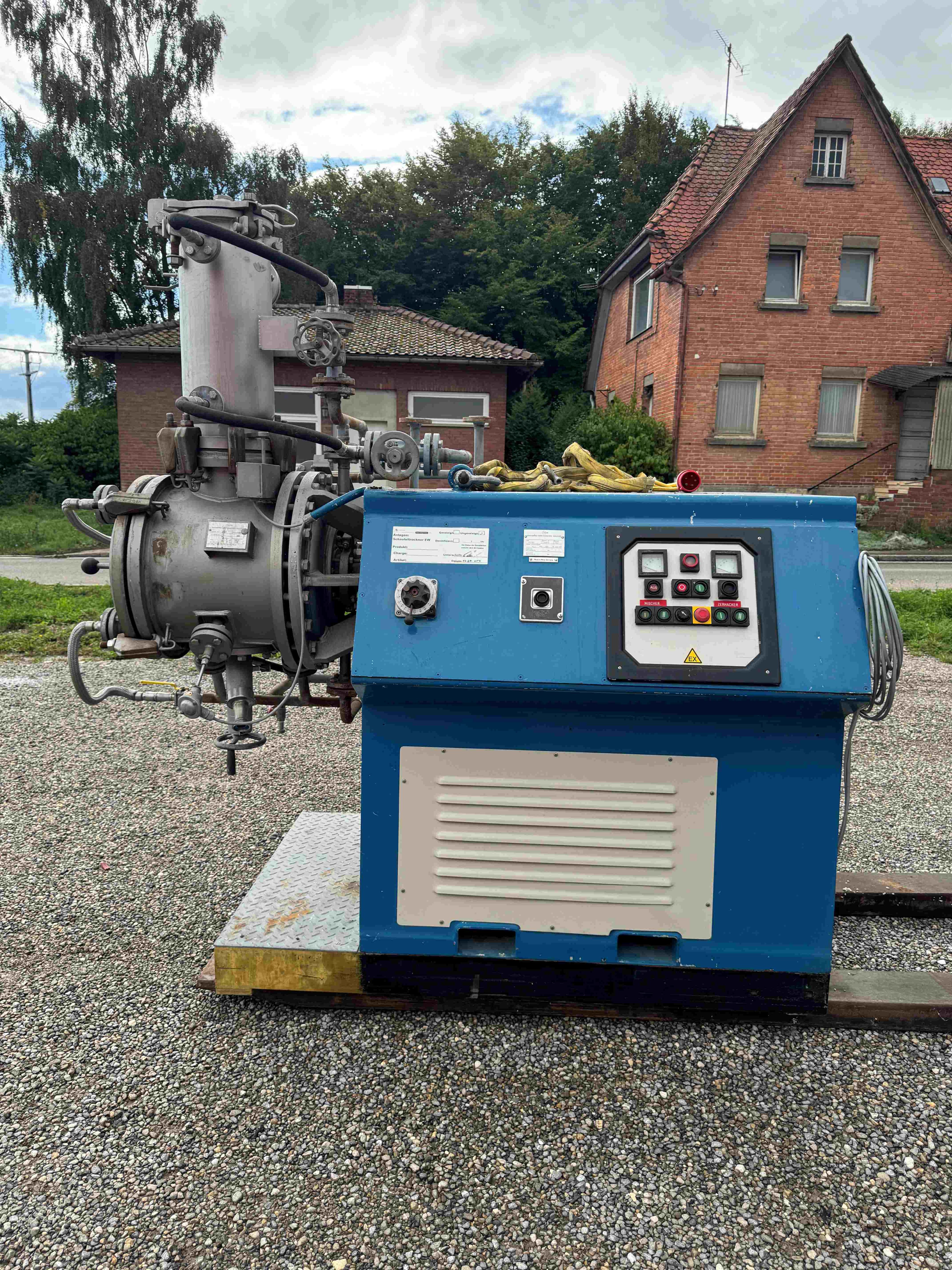 Vacuum mixer-dryer