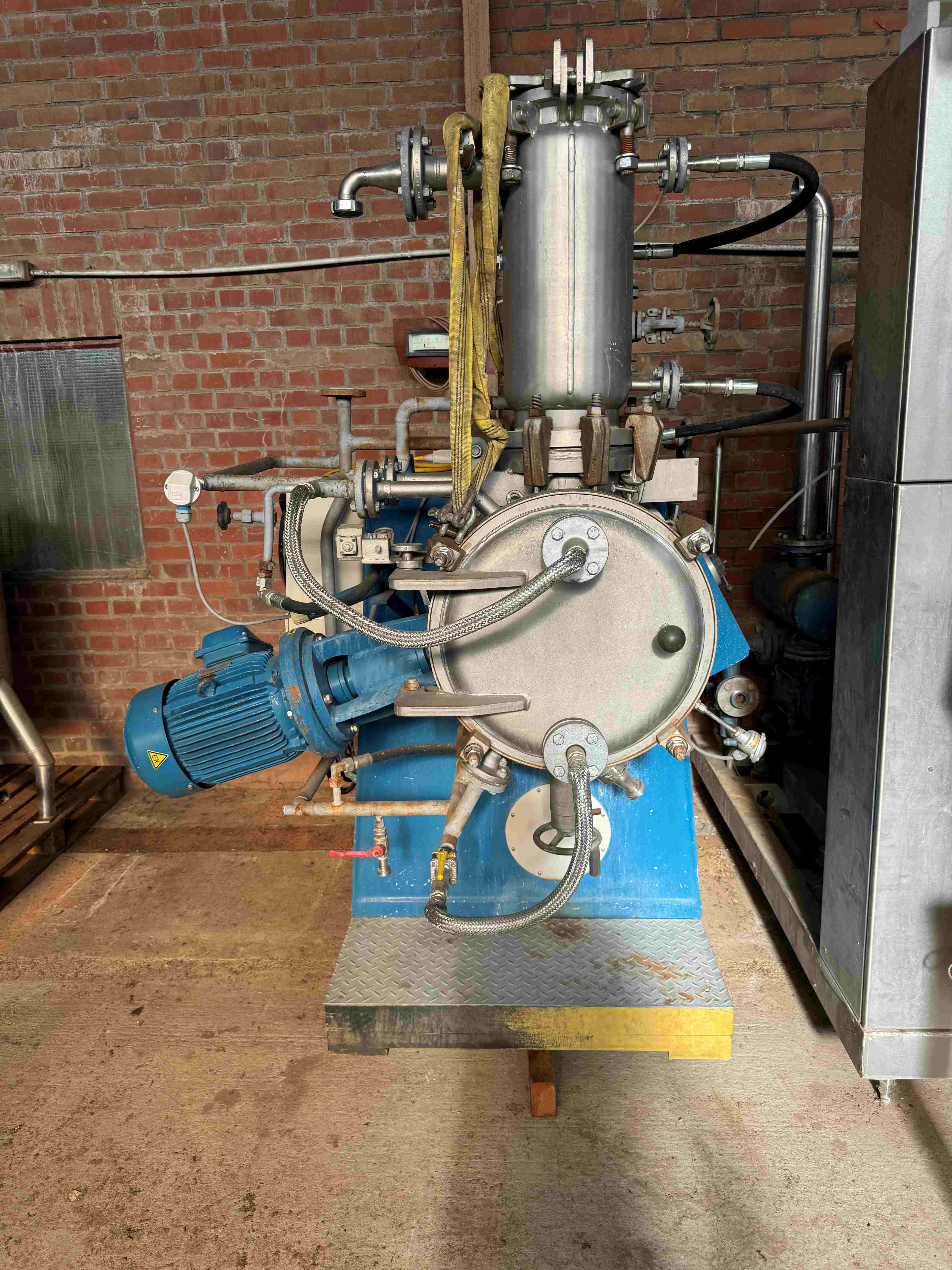 Vacuum mixer-dryer 12