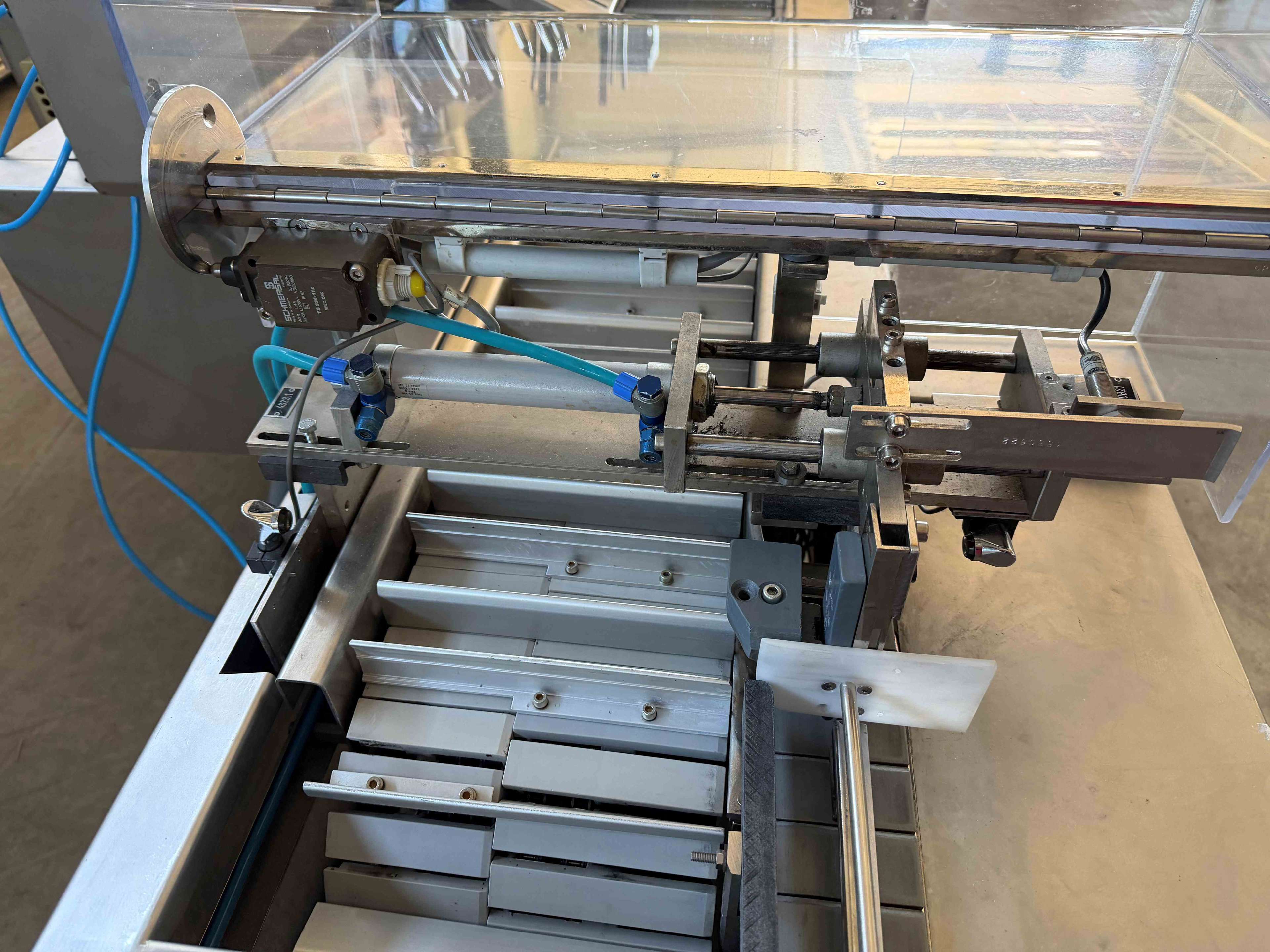 Cartoning machine 3