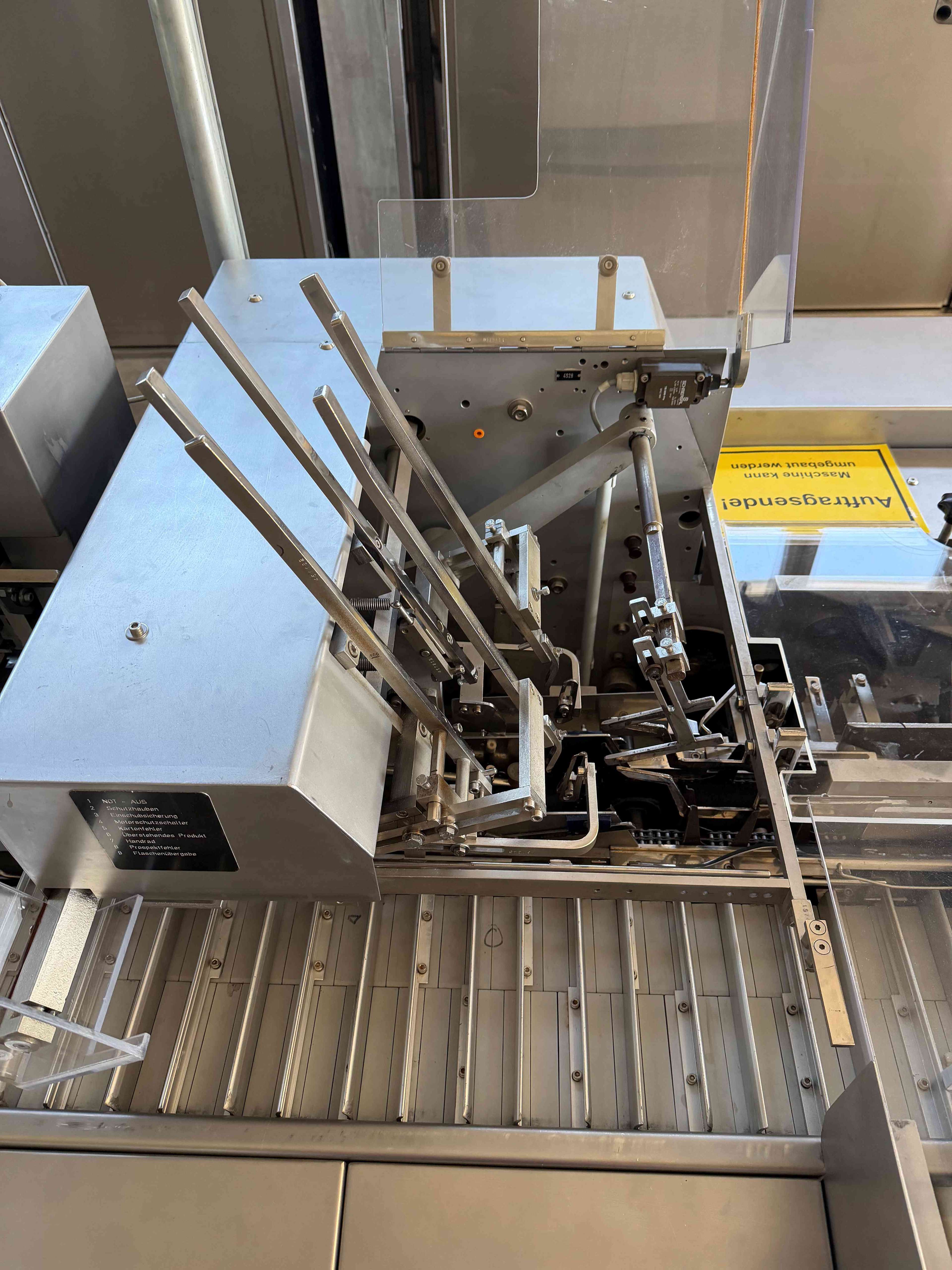Cartoning machine 5