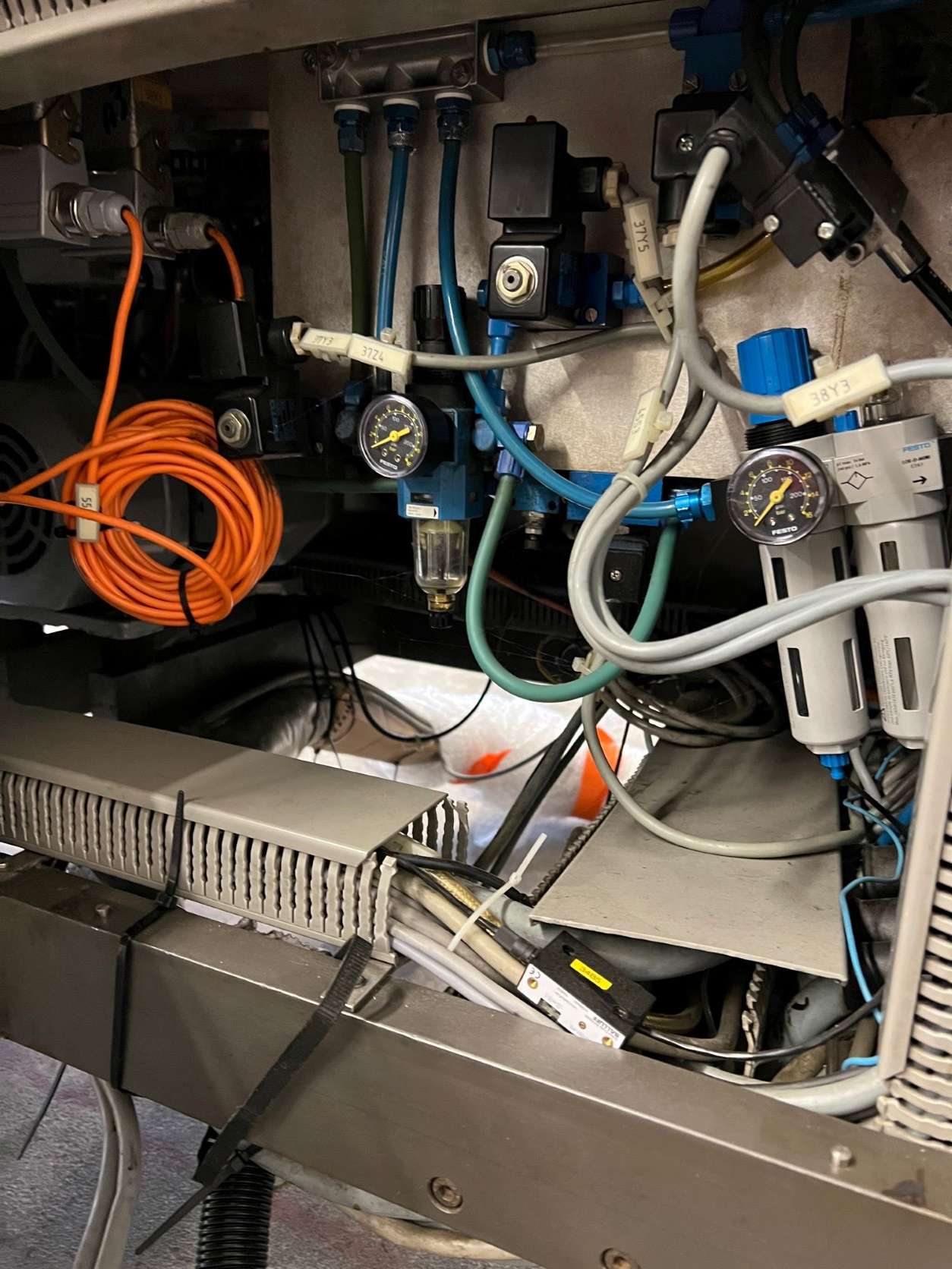 Labeling machine for disposable syringes 5