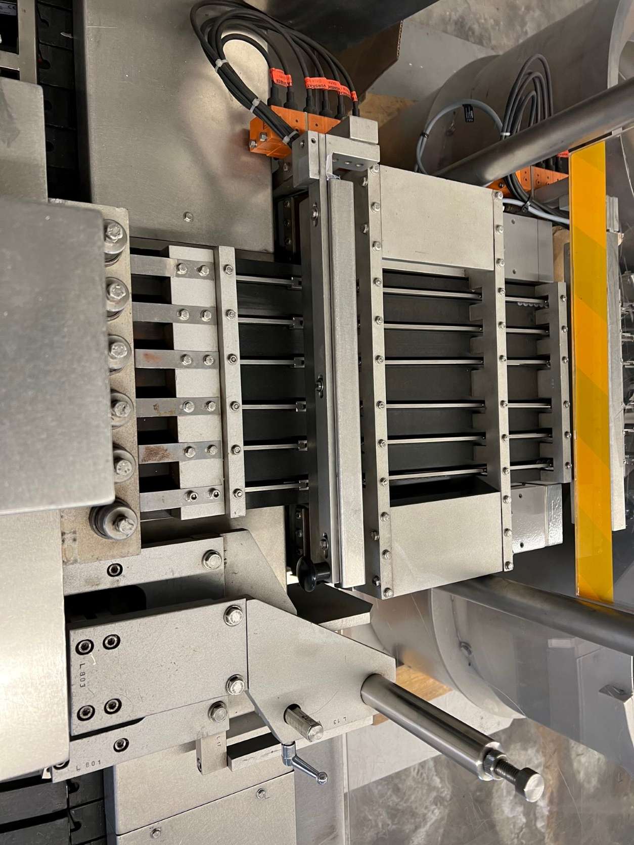 Labeling machine for disposable syringes 7