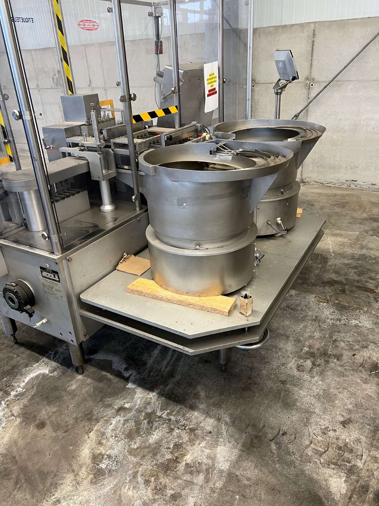 Labeling machine for disposable syringes 11