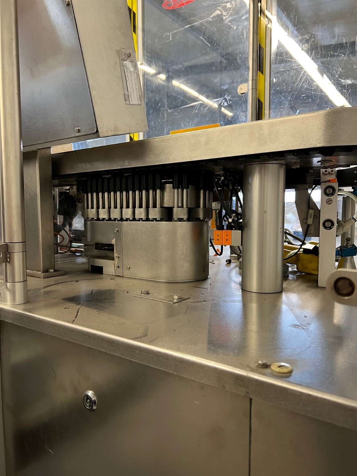 Labeling machine for disposable syringes 12