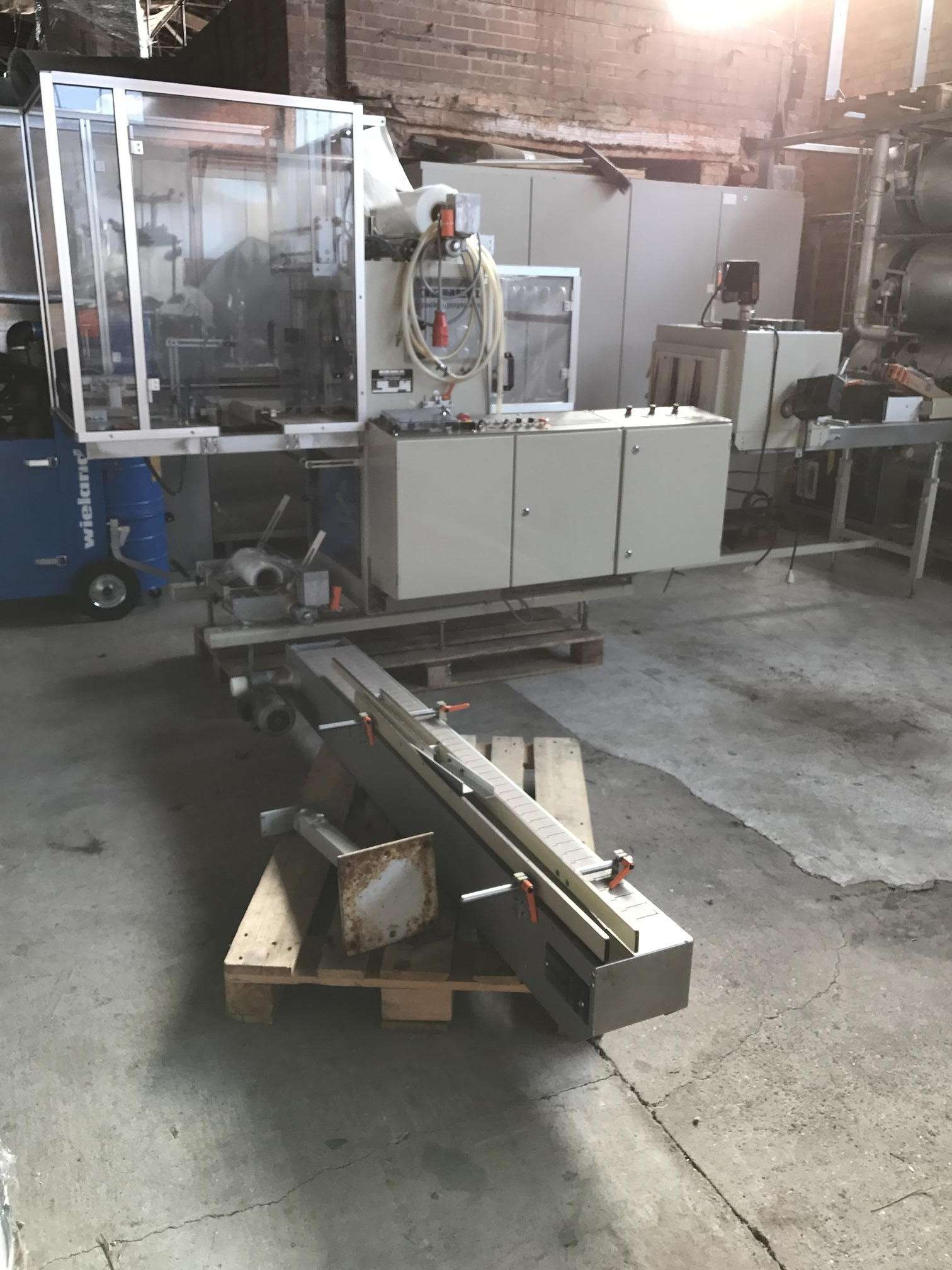 Tensile band eroration machine with shrink tunnel 3