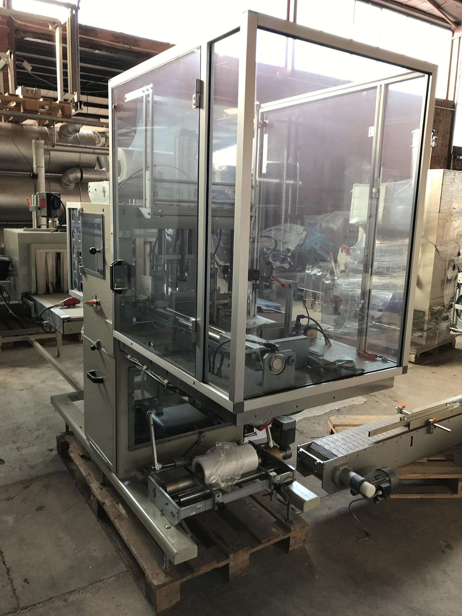 Tensile band eroration machine with shrink tunnel 8