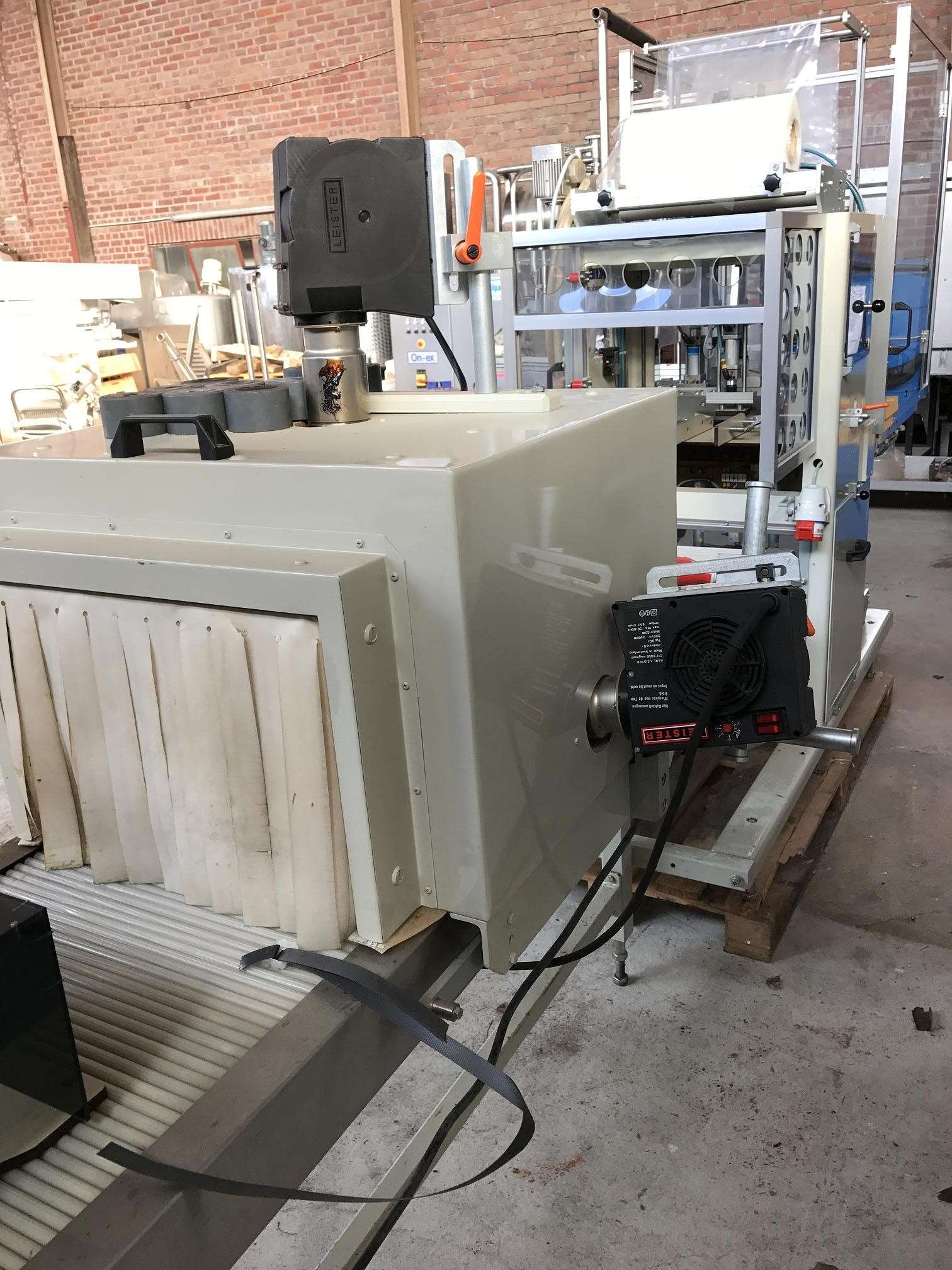 Tensile band eroration machine with shrink tunnel 9