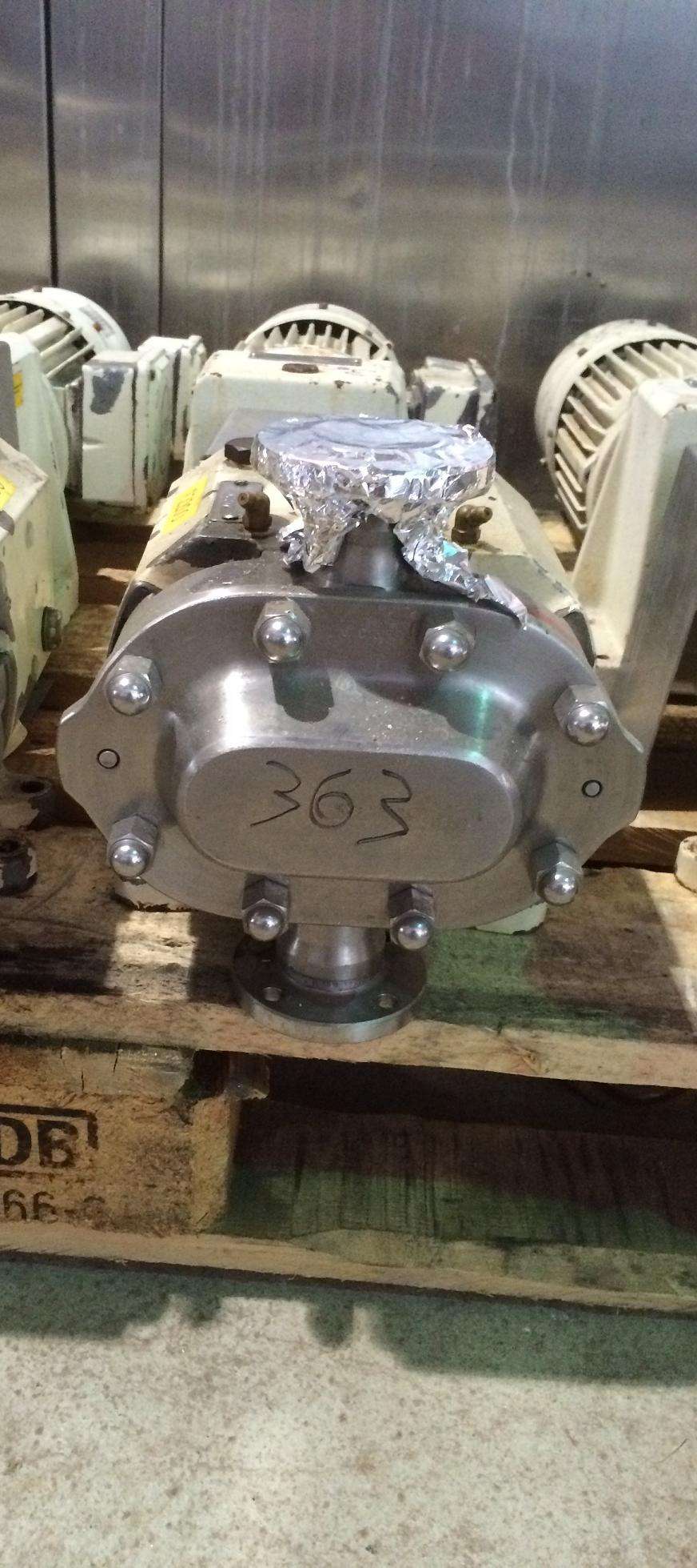Rotary lobe pump 5